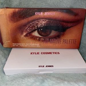 (ONLY SWATCHED) Kylie Jenner “THE MAUVE PALETTE”